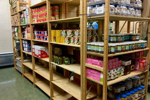 voedselbank met lege schappen1