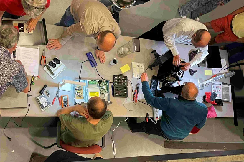 repair cafe reparateurs aan het werk