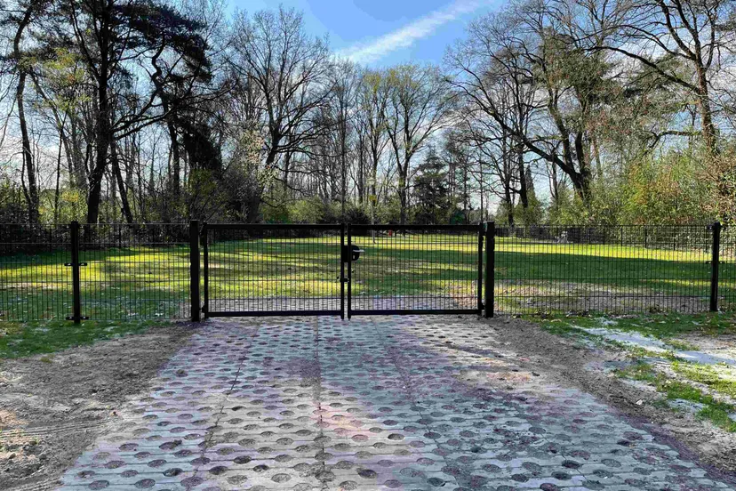 uitlaatterrein omheind