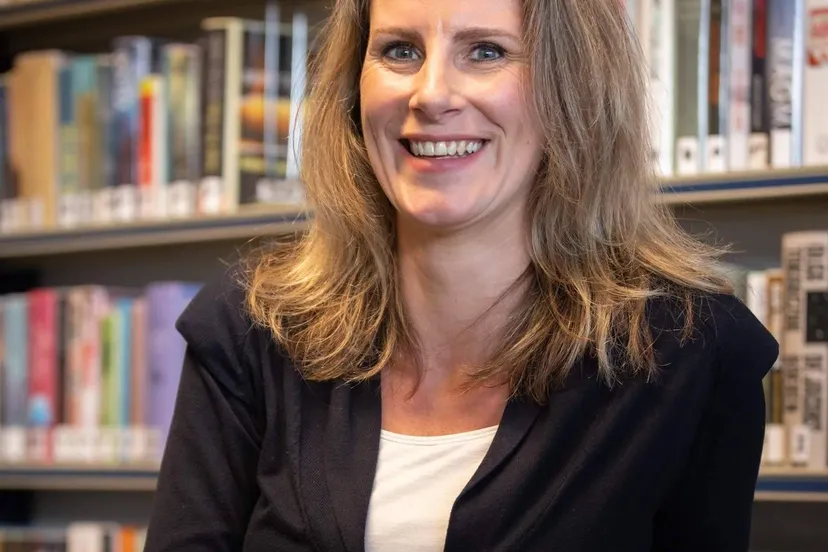 Daniëlle Bax in stoel 2023 foto Brigit Strijbos