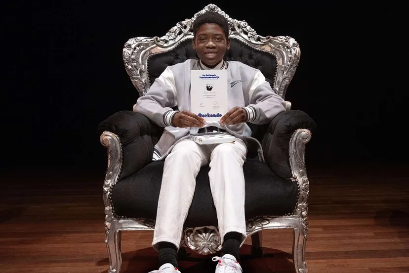 Prince in voorleesstoel foto Willem Binnendijk