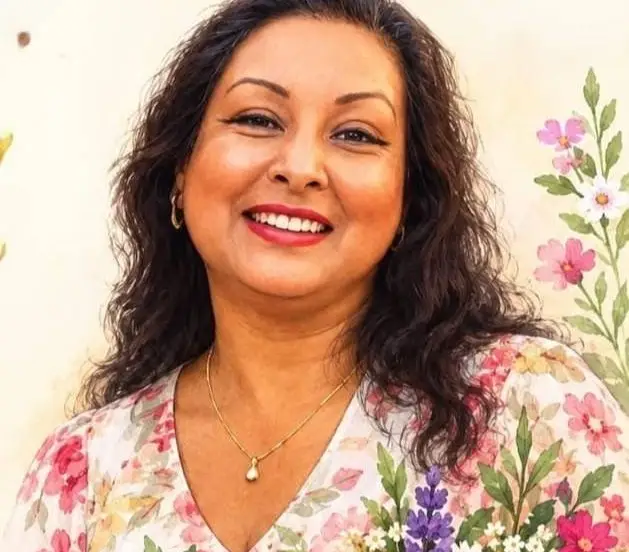 Indrani met bloemen