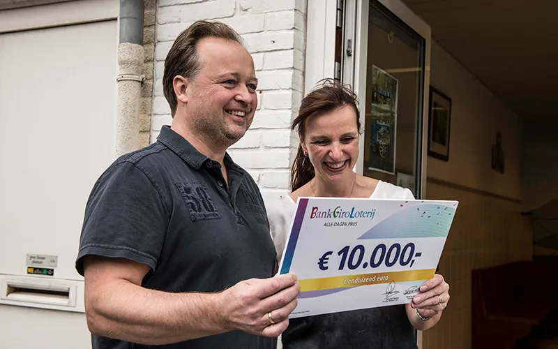 bert en graziella uit ijmuiden winnen 10000 euro bij bankgiro loterij