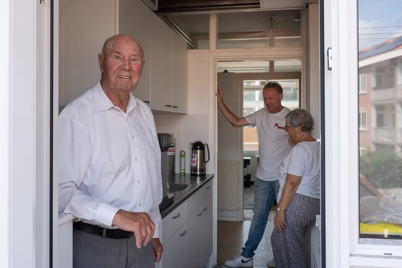 bewoners nemen een kijkje in de modelwoning kopieren