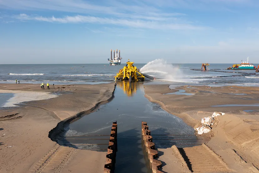 de ontvangstkuip op het strand van heemskerk wijk aan zee van waaruit de moonfish de elektriciteitskabel begraaft fotograaf jorrit t hoen 1