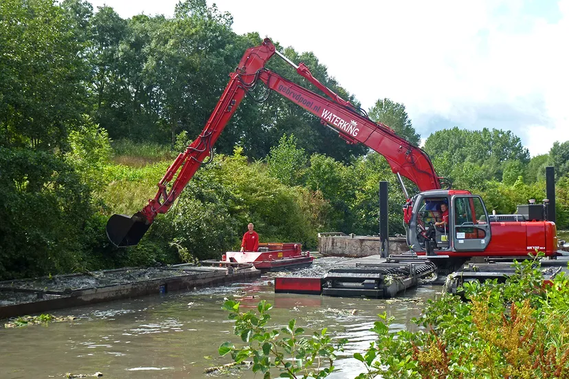 duwboot en waterking baggerwerkzaamheden