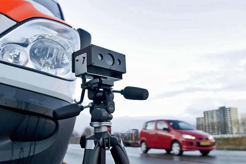 lasercontrole op snelheid politie