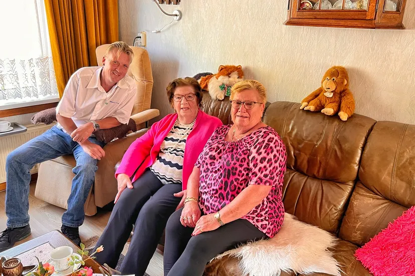 mevr kassing en dochter en sociaal wijkbeheerder danny de lange