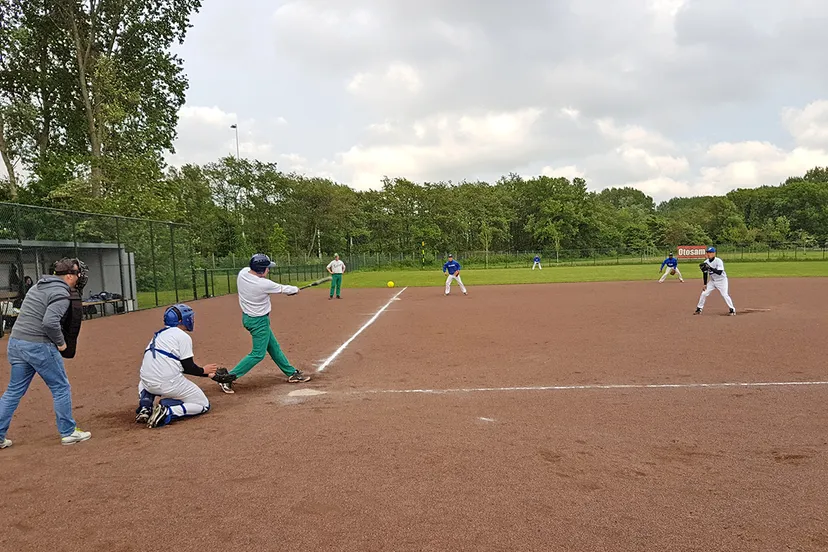 rooswijk aan slag tijdens softbalwedstrijd bew