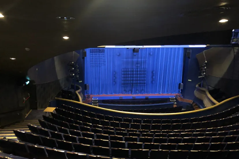 stadsschouwburg velsen projectie op gordijn