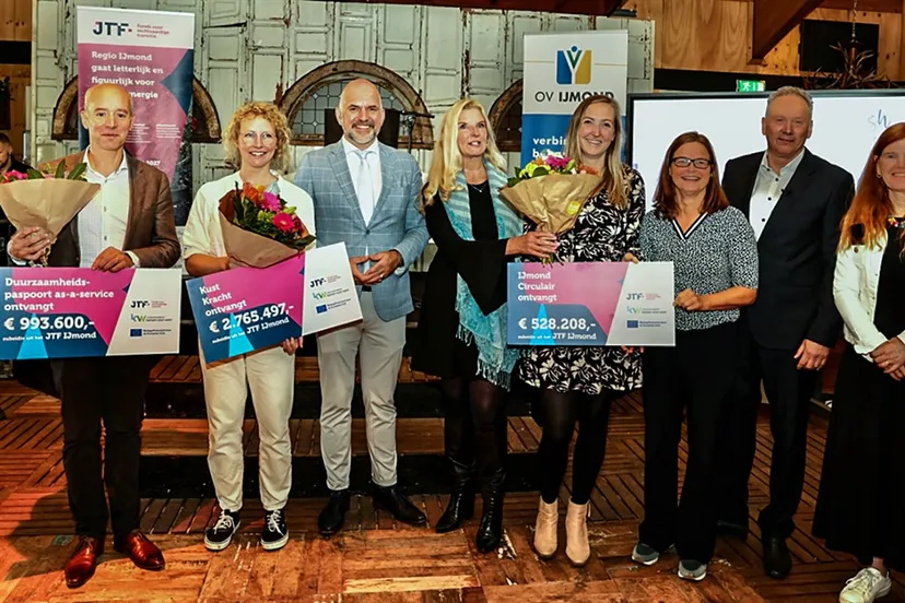 groepsfoto jtf ijmond cheque uitreiking door reinder weidijk klein 1 1 kopieren