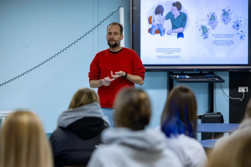 wouter vaessen met studenten nova over niet leuke geheimen