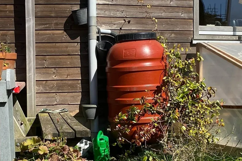 tuin met regenton-cropped