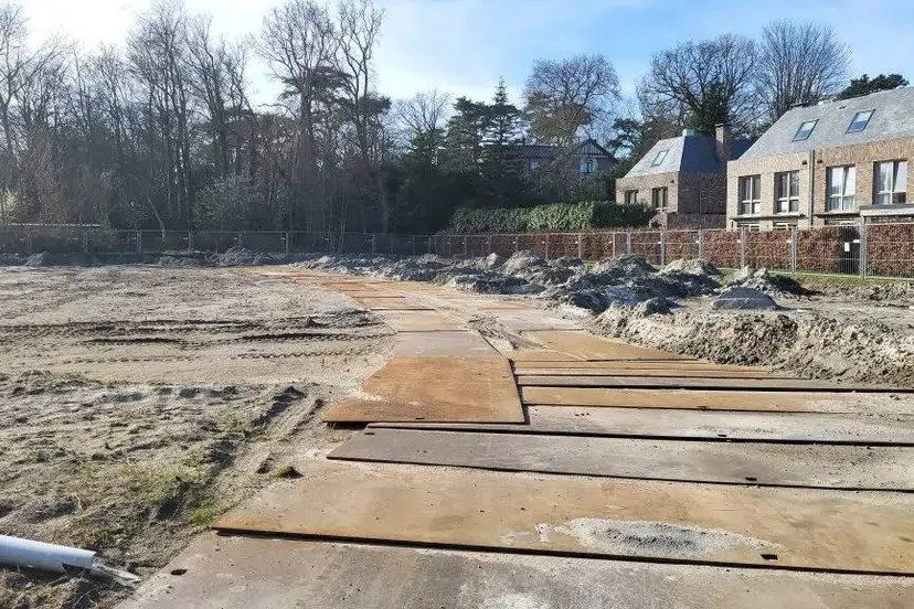 Het-bouwterrein-ligt-er-verlaten-bij-003-1024x577