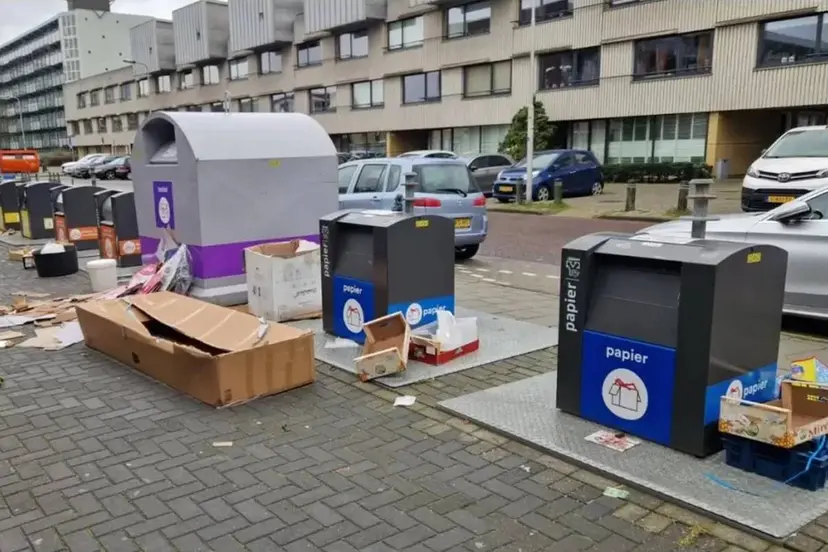 Afval-naast-de-container-in-Zeewijk-1068x601