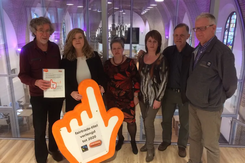 180209 foto aanbieding wethouder titelverl fairtrade gemeente1
