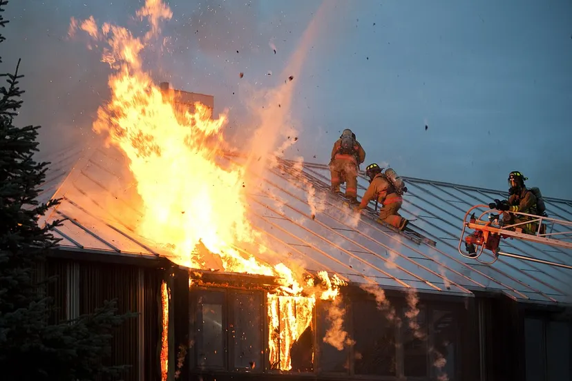 brandend huis vuur