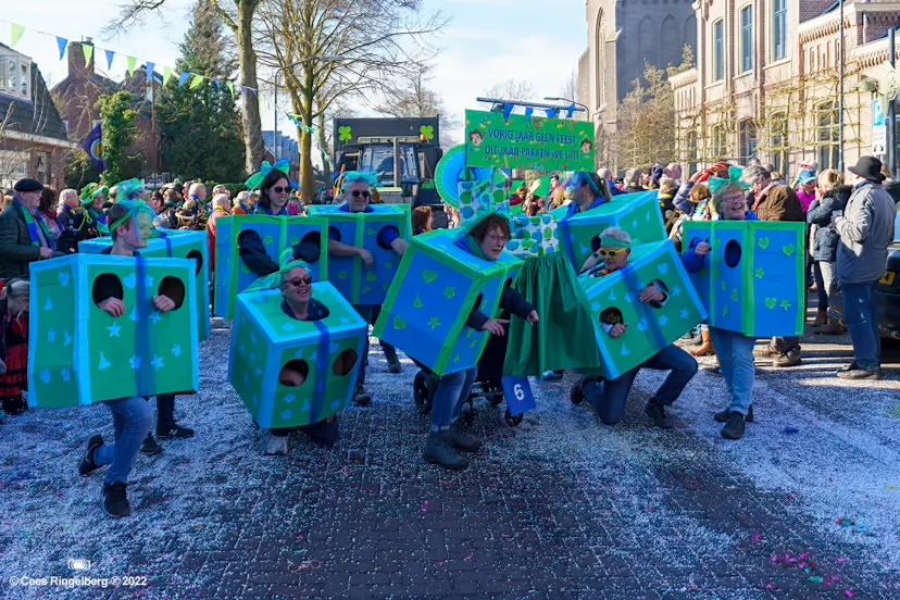 04 de optocht in kneutergat 046jpg