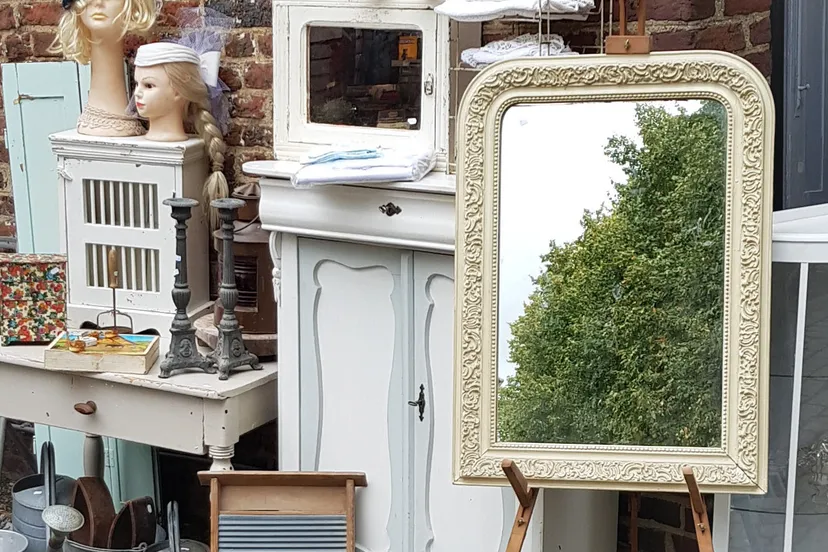 brocante tegen muur janny