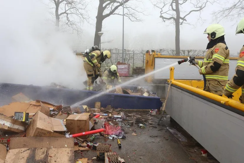 container met vuurwerkresten in brand vught 4