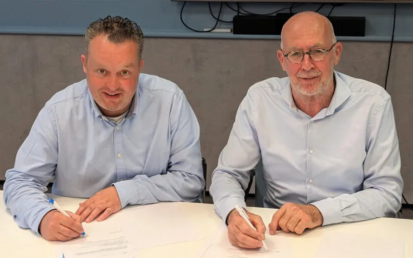 foto ondertekening samenwerking pieter hermsen en wilco de vries 915x518 1