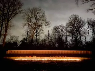 fusilladeplaats verlicht