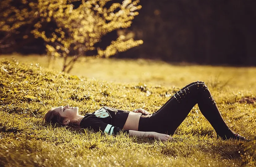 girl lying on the grass 1741487 960 720