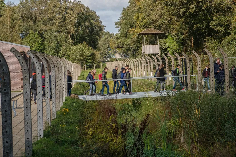 leerlingen lopen over nieuwe brug nationaal monument kamp vught foto jan van de ven