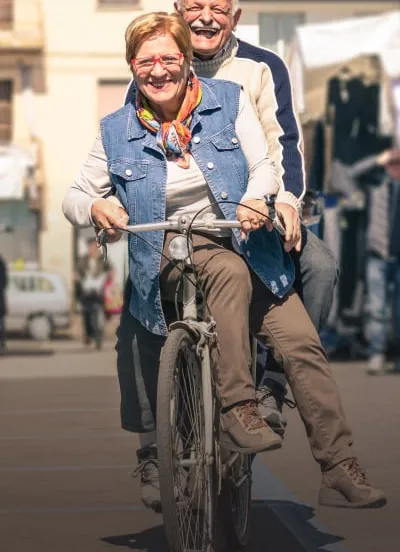ouderen samen op fiets