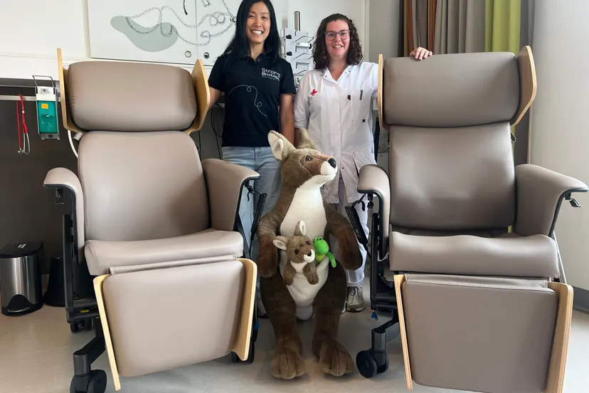 overhandiging buidelstoelen vlnr s lacor van strong babies en k saes van jbz scaled