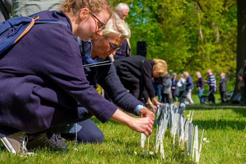 plaatsen van portretten herdenking 452022 nm kamp vught jan van de ven