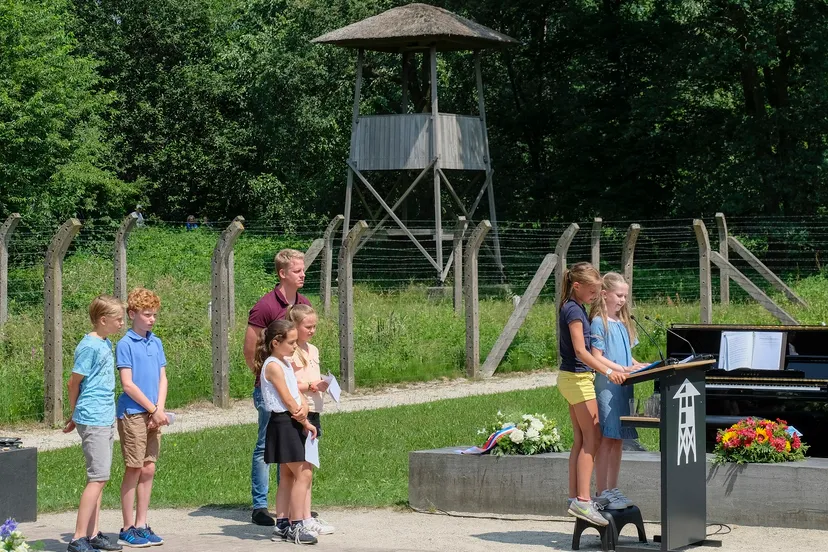 scholieren bs de schalm bij herdenking 2018 foto van jan de ven