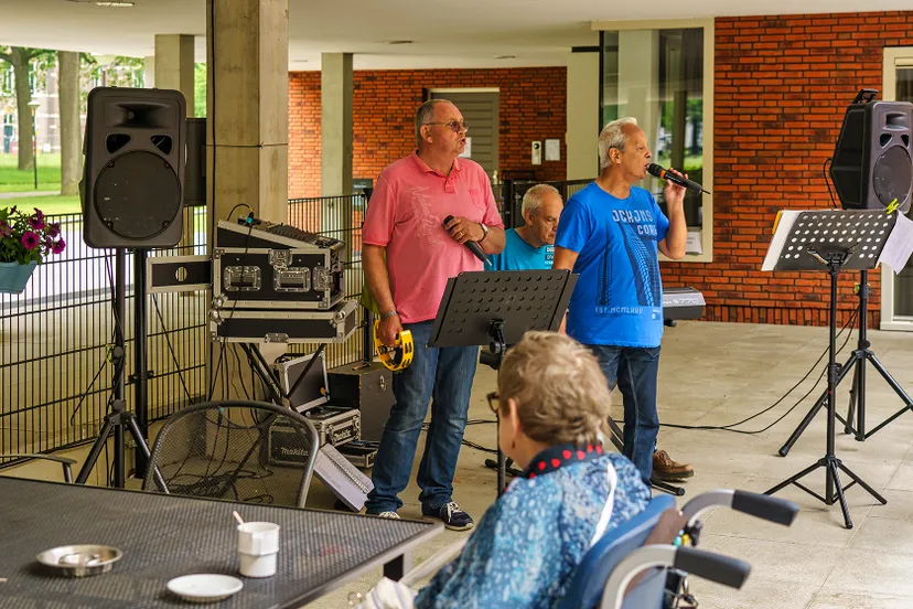 trio tedjeyrug op het terras 0004