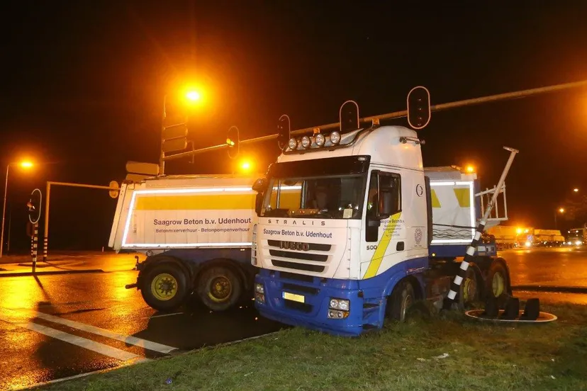 vrachtwagen geschaard door gladheid n65 udenhout 8