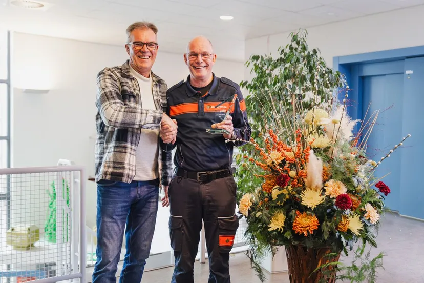 stichting chryson voorzitter jan van ruyven met local hero ger adriaanse en chrysantenkunstwerk door jasmijn bloemisterij