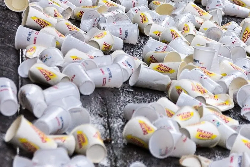 plastic cups 973105 1280