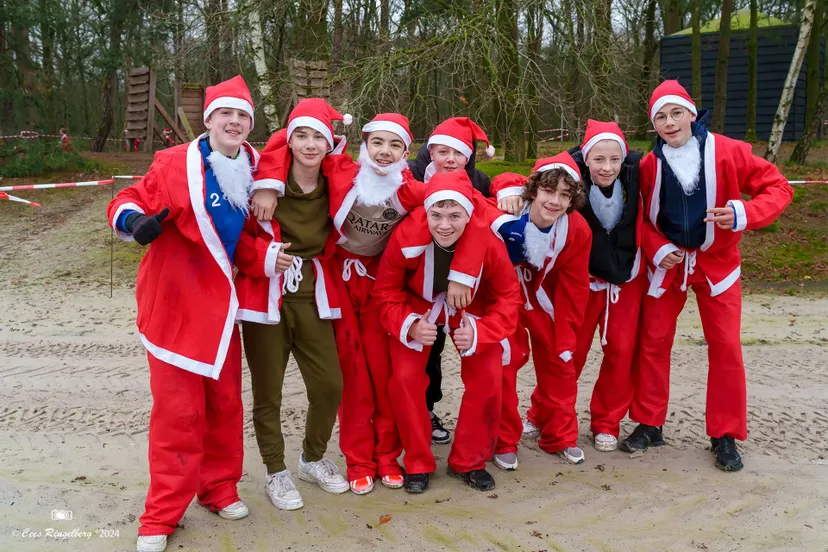 santa run en kerstmarkt en ijsbaan 15 12 2024 0024
