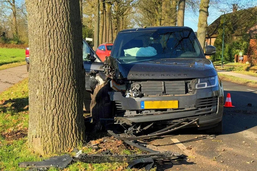 2025 02 02 meesters multi media fotos ongeval auto boom helvoirtsestraat helvoirt1