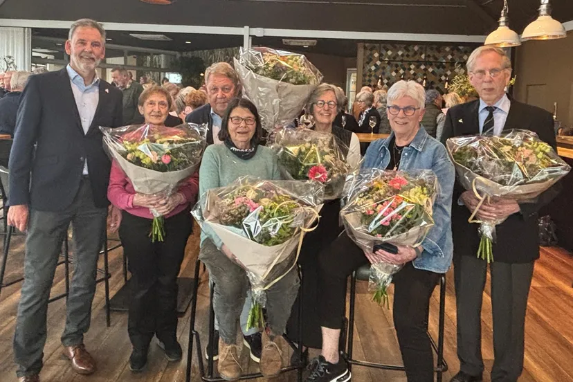 zes speldjes van verdienste voor vrijwilligers nm kamp vught 18 4 2025