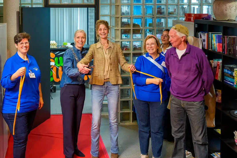 Oficele opening Wij Omarmen - Lintje geknipt