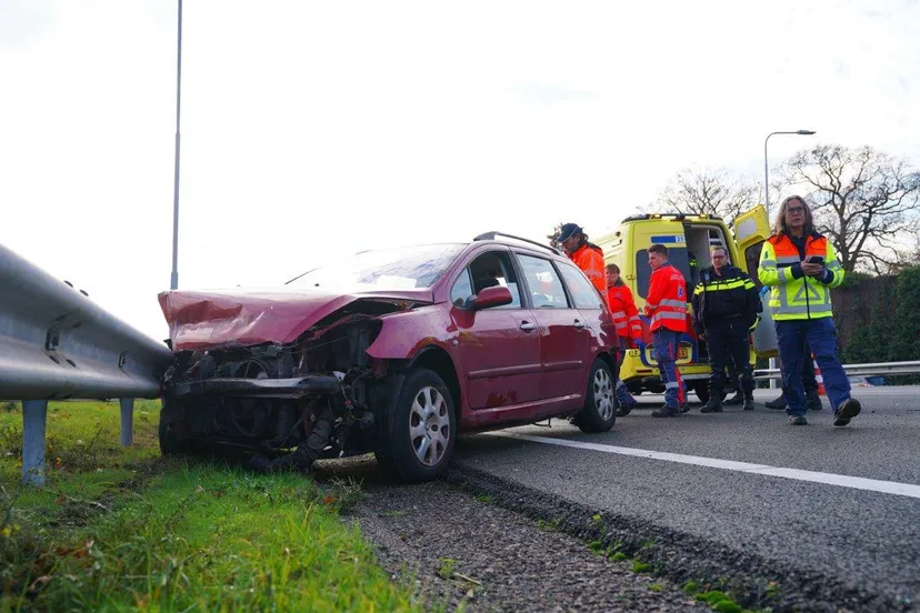 2025-11-18_Meesters_Multi_Media_Foto`s_Ongeval_Auto_Tegen_Vangrail_A2_Vught1