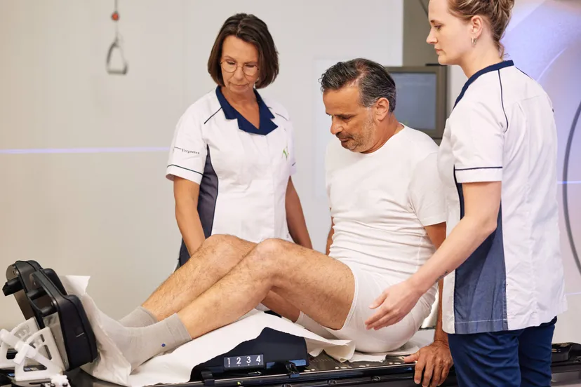 2. Patiënt neemt plaats op de bestralingstafel voor online adaptieve radiotherapie