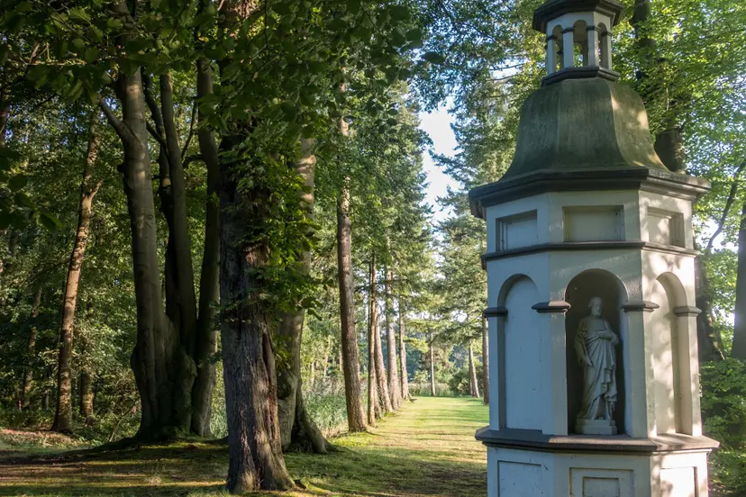 Stilte-pad-kapel-goude-viering-rustig-bos-buiten