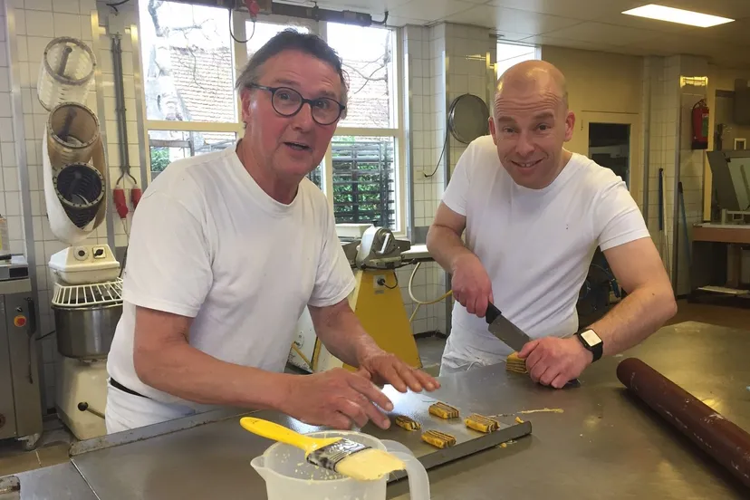 2019 03 18 voorzitter voetbalverening baardwijk dennis vos en sponsor hans van beijnen bakken speciale jubileum koekjes