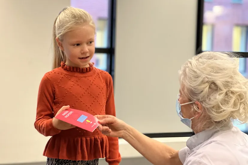 20211210 nieuw jbz kinderpaspoort yvonne pulles deelt paspoort uit