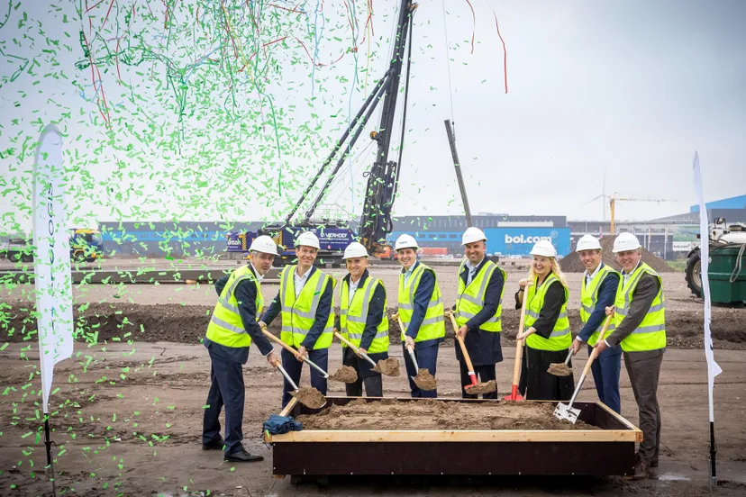 afbeelding groundbreaking tarkett waalwijk