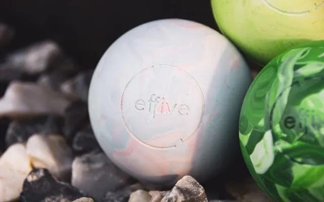 ballen op stenen met blauw op de voorgrond