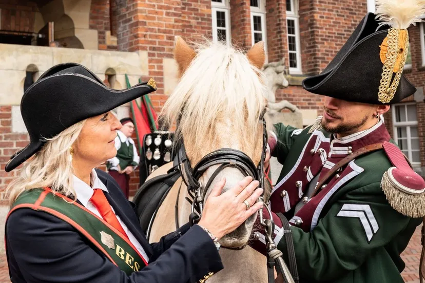 beschermvrouwe burgemeester en standaardruiter janis jakobsons met het paard hannes