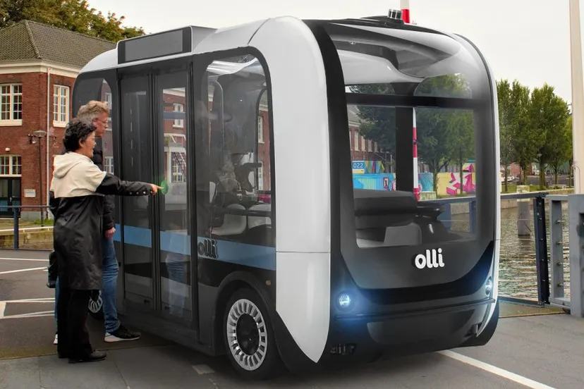 commandantsbrug met zelfrijdend busje olli