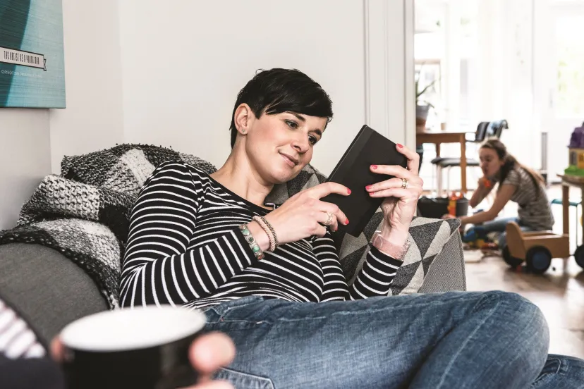 e book e reader thuis bank vrouw lezen boek digitaal
